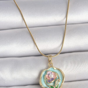 316L Çelik Gold Renk Zincir Turkuaz Pembe Mor Çiçek İşlemeli İnci Detay Portre Model Kadın Kolye
