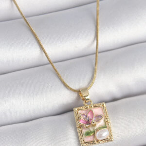 316L Çelik Gold Renk Pembe Mineli Çiçek İşlemeli İnci Detay Portre Model Kadın Kolye