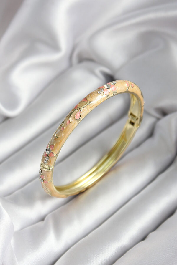Mineli Pirinç Krem Çiçek Desenli Zirkon Taşlı Gold Renk Kadın Kelepçe (çap 60 mm)
