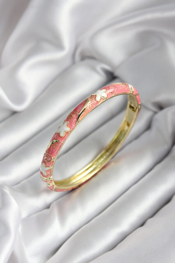 Mineli Pirinç Pembe Çiçek Desenli Gold Renk Kadın Kelepçe (çap 60 mm)