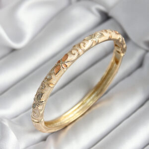 Mineli Pirinç Bej Çiçek Desenli Gold Renk Kadın Kelepçe (çap 60 mm)