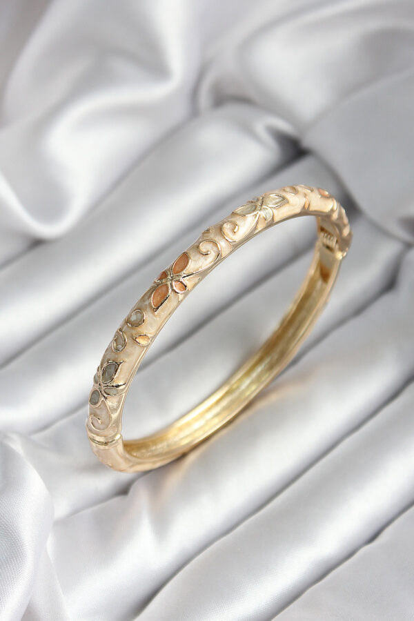 Mineli Pirinç Bej Çiçek Desenli Gold Renk Kadın Kelepçe (çap 60 mm)