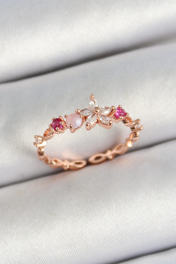 Pirinç Papatya Figürlü Zirkon Taşlı Rose Gold Renk Ayarlanabilir Kadın Yüzük